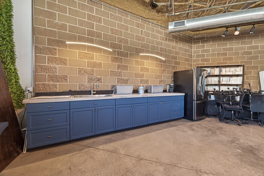 More Photos Of 4817 Main St, Houston Office For Lease