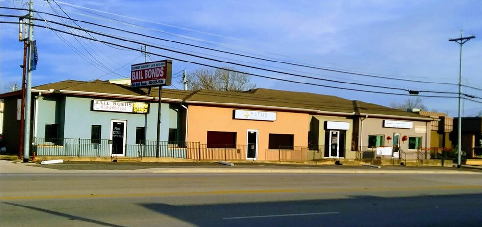 More Photos Of 203-209 S Water St, Burnet Storefront Retail Office For Lease