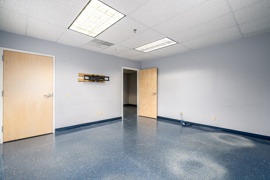 More Photos Of 617 Mulberry St, Elizabethtown Office For Sale