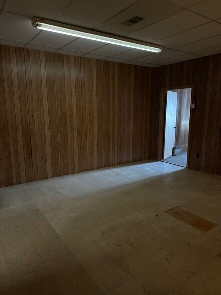 More Photos Of 225 S Main St, Mcgregor Storefront Retail Office For Lease