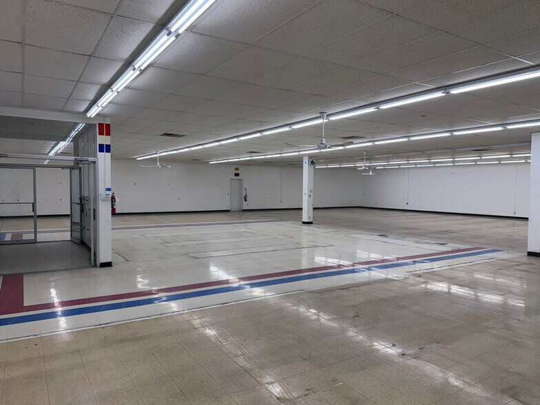 More Photos Of 10801 Blondo St, Omaha General Retail For Sale