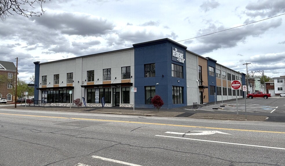 Primary Photo Of 1555 Elm St, Manchester Apartments For Lease