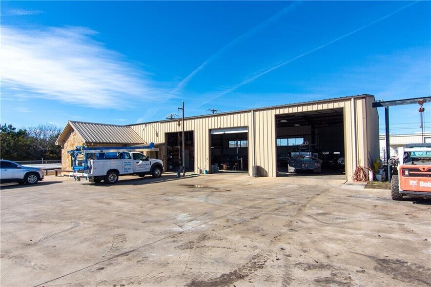 More Photos Of 500 Southland Dr, Burnet Flex For Lease