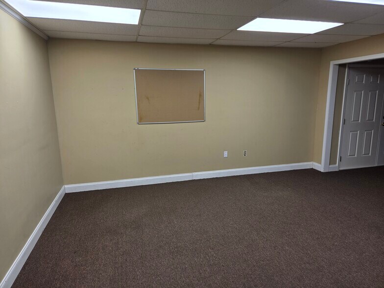 More Photos Of 3140 Lees Ln, Mobile Light Distribution For Lease