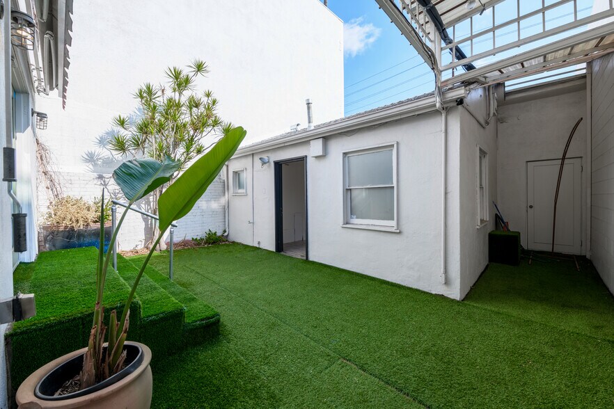 More Photos Of 537-539 N La Cienega Blvd, Los Angeles General Retail For Lease