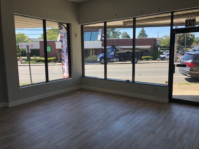 More Photos Of 102 Mineola Ave, Roslyn Heights Storefront Retail Office For Lease