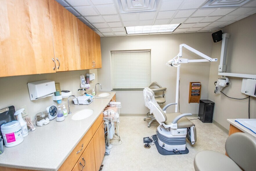 More Photos Of 1305 Chestnut St, West Bend Medical For Lease