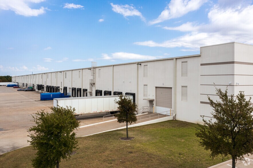 More Photos Of 4265 Trade Center Dr, Grapevine Warehouse For Lease