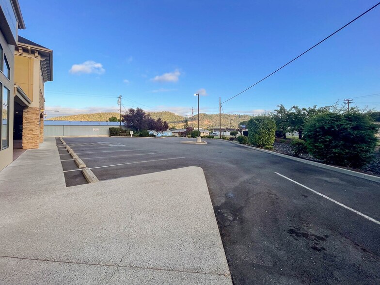 More Photos Of 2198 NE Stephens St, Roseburg Medical For Sale