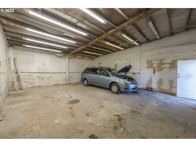 More Photos Of 1515 Newmark Ave, Coos Bay Auto Dealership For Sale