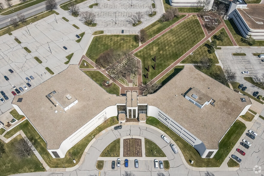 More Photos Of 1501 50th St, West Des Moines Office For Lease