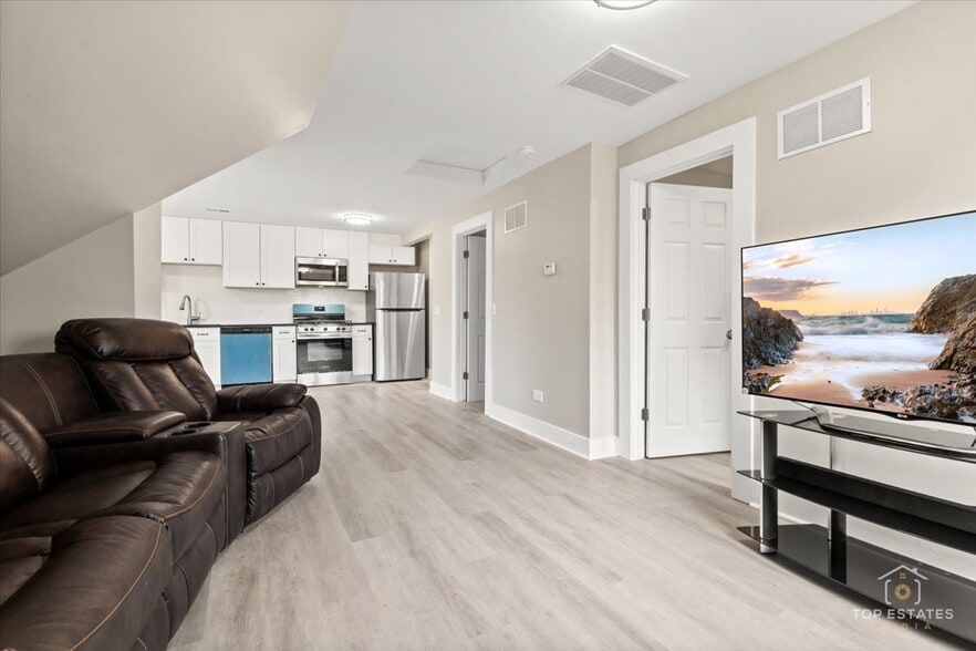 More Photos Of 1542 Victoria Ave, North Chicago Apartments For Sale