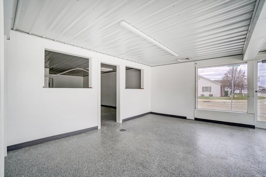 More Photos Of 994 E Market St, Celina Freestanding For Sale