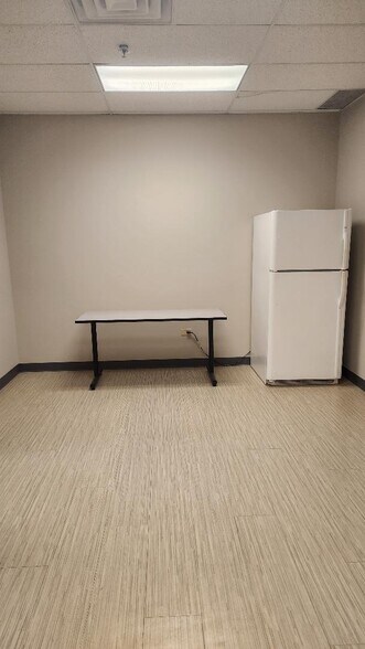 More Photos Of 1880-1888 E Fabyan Pky, Batavia Light Manufacturing For Lease