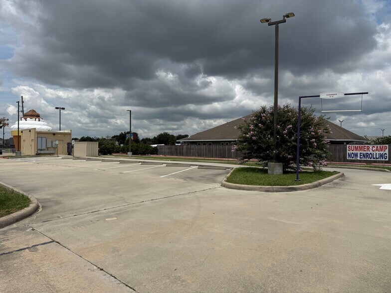 More Photos Of 7018 Fry Rd, Cypress Freestanding For Lease
