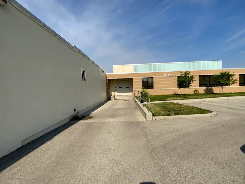 More Photos Of 211 Sylvania Ave, Toledo Manufacturing For Lease