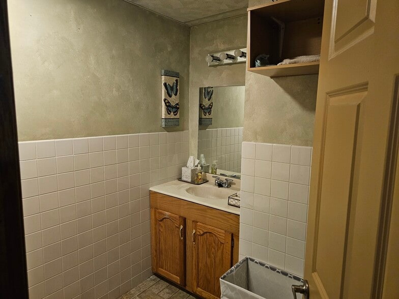 More Photos Of 220 S Ashland St, Cambridge Storefront Retail Office For Sale