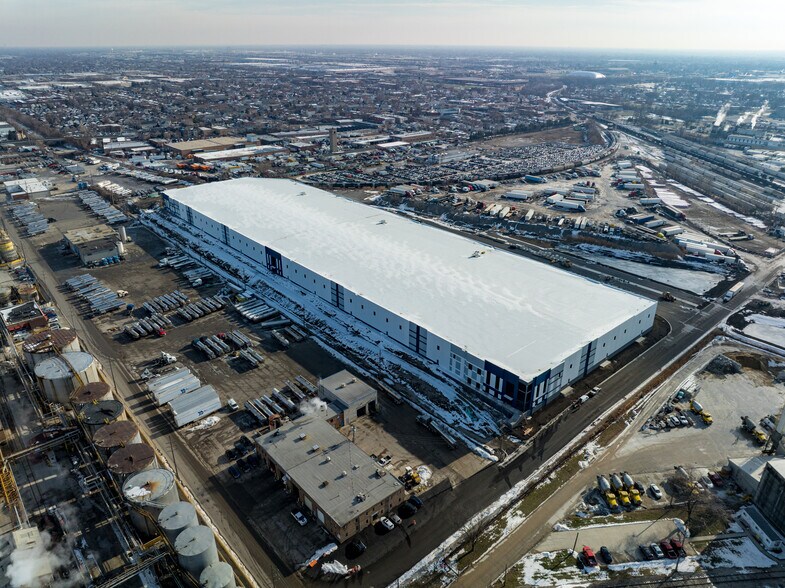 More Photos Of 7955 W 59th St, Summit Warehouse For Lease