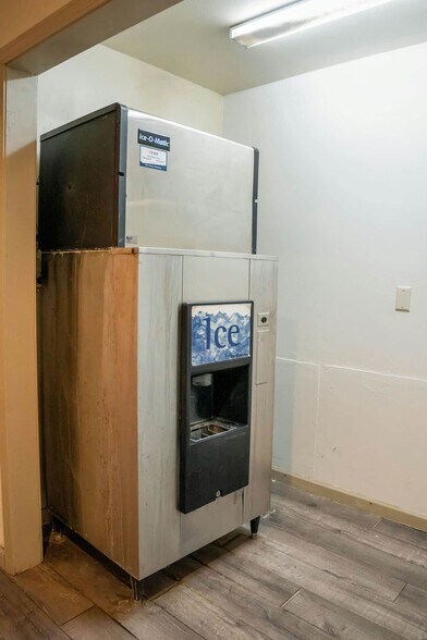 More Photos Of 201 Continental Dr, Junction City Hotel For Sale