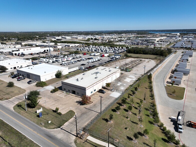 More Photos Of 4901 Parker Henderson Rd, Fort Worth Warehouse For Lease
