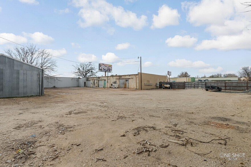 More Photos Of 1929 S Treadaway Blvd, Abilene Showroom For Lease