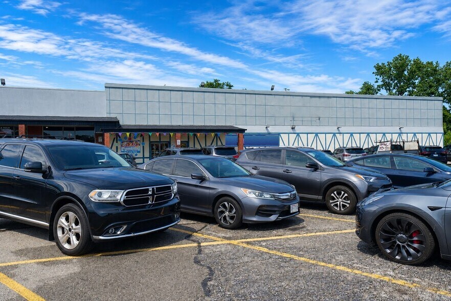 Primary Photo Of Seymour Ave, Mundelein Department Store For Lease