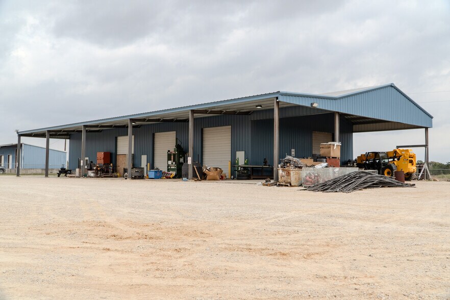More Photos Of 945 Huser Blvd, Schulenburg Industrial For Lease