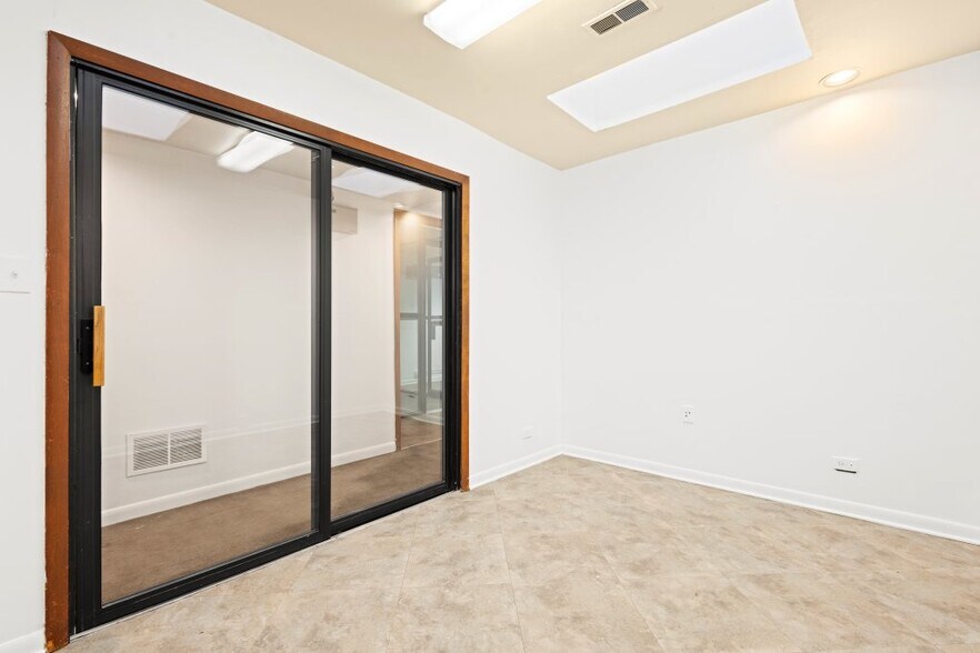 More Photos Of 6549 North Ave, Oak Park Office Residential For Lease