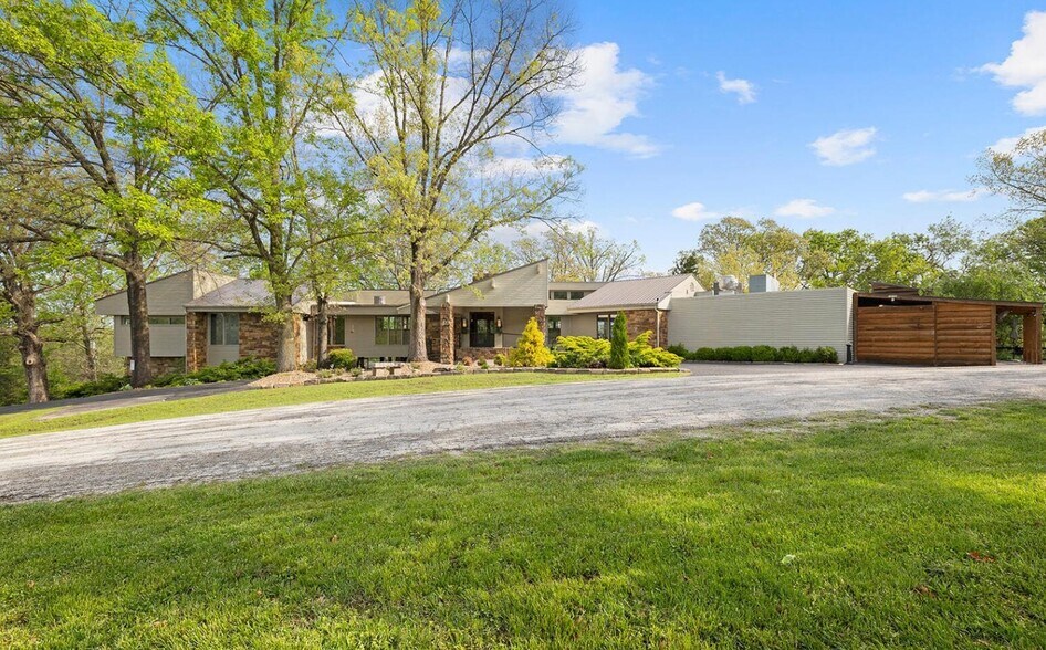 More Photos Of 381 W Guin Rd, Nixa Lodge Meeting Hall For Sale