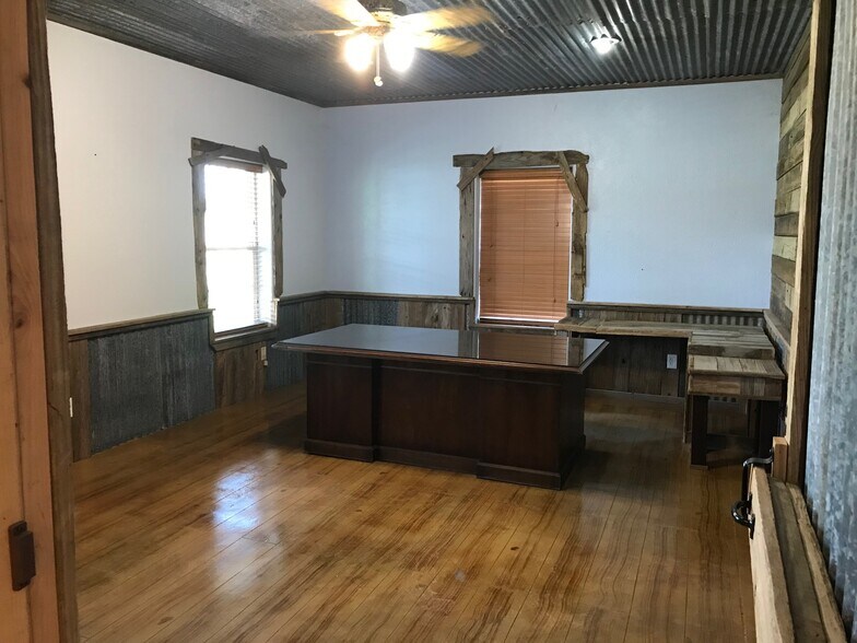 More Photos Of 11243 State Highway 19 S, Lovelady Flex For Sale