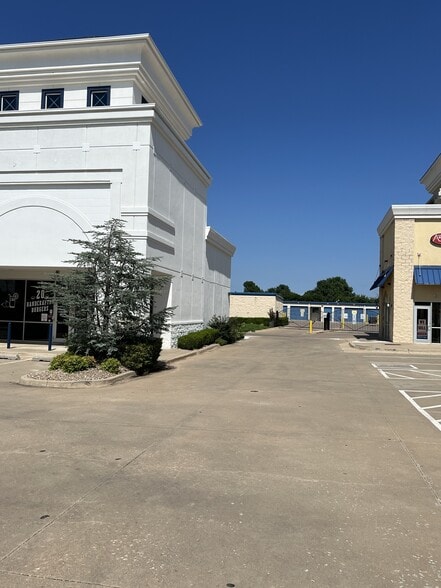 More Photos Of 1444-1468 N Kelly Dr, Edmond Storefront Retail Office For Sale