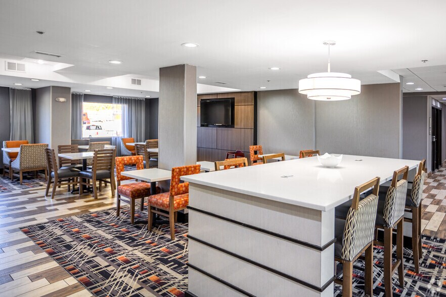 More Photos Of 55 Hampton Park Blvd, Capitol Heights Hotel For Sale