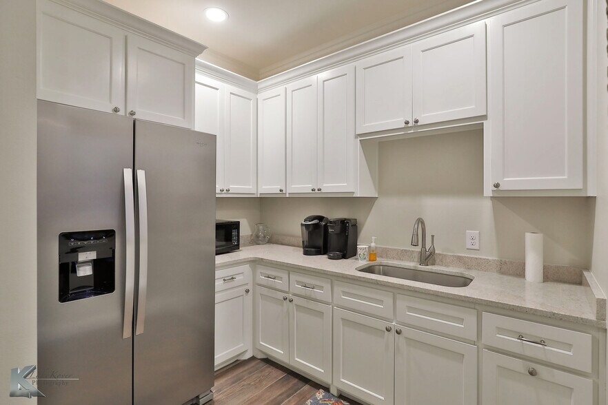 More Photos Of 2150 Industrial Blvd, Abilene Office For Sale