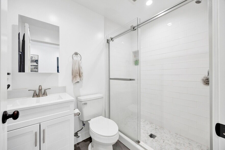 More Photos Of 648 W 30th St, Los Angeles Apartments For Sale