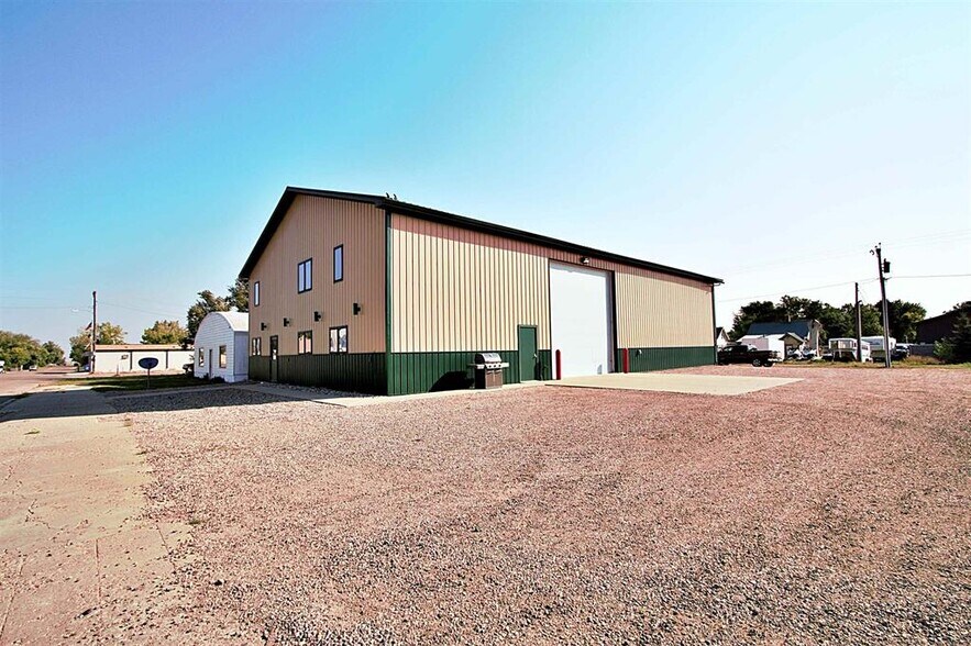 More Photos Of 114 Main St N, Berthold Industrial For Sale