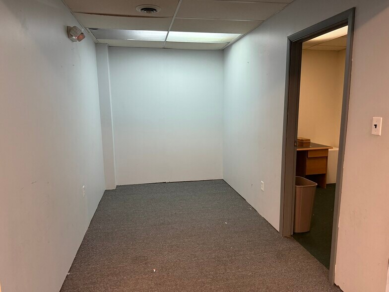 More Photos Of 2105 Military Rd, Niagara Falls General Retail For Lease
