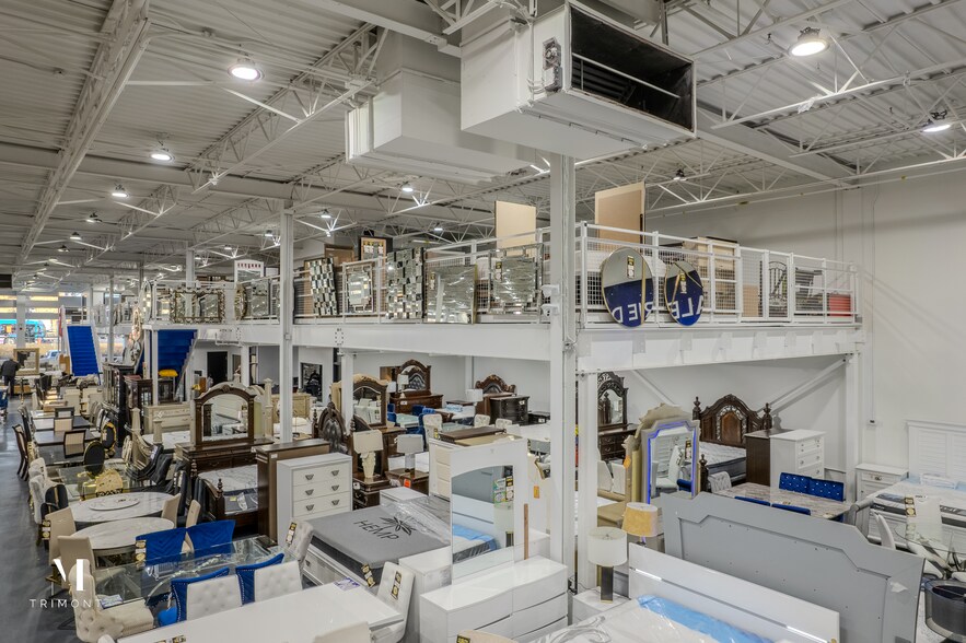 More Photos Of 6200-6250 Boul Henri-Bourassa E, Montréal Warehouse For Lease