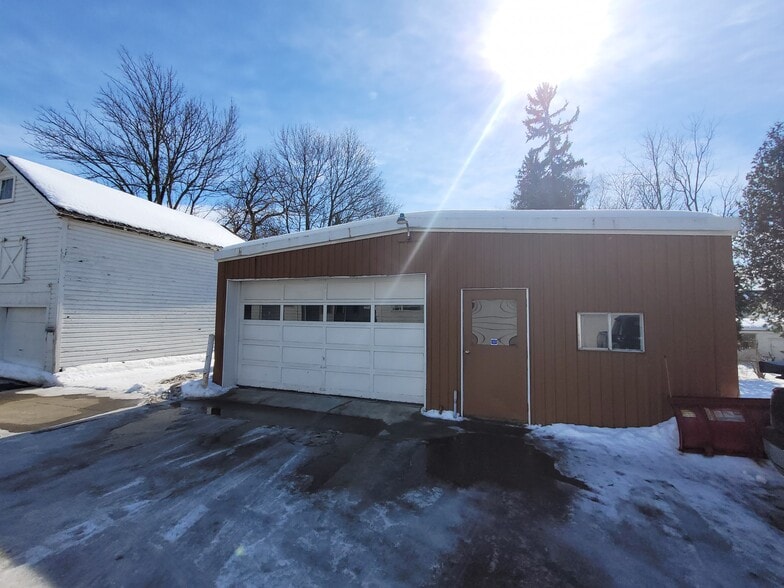 More Photos Of 596 E Main St, Batavia Freestanding For Lease
