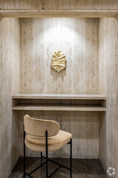 More Photos Of 2700 S River Rd, Des Plaines Office For Lease