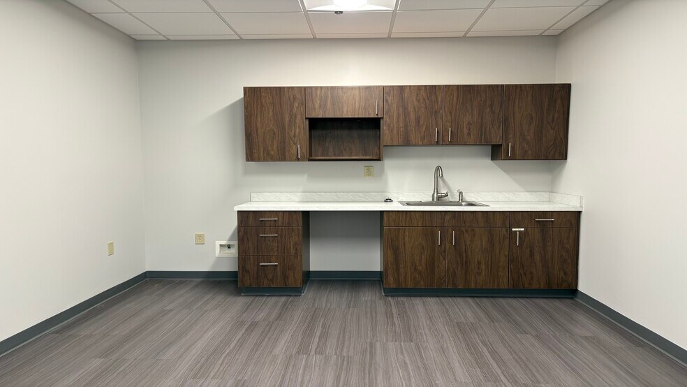 More Photos Of 1720 Fortune Ct, Lexington Light Distribution For Lease
