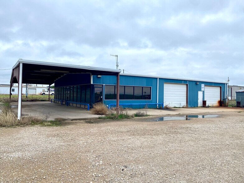 More Photos Of 902 S Main St, Jacksboro Warehouse For Lease