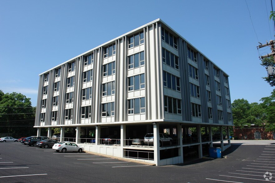 2400 Poplar Ave, Memphis, TN 38112 Office For Lease