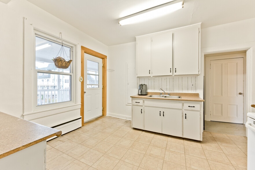 More Photos Of 127 Rue Queen, Sherbrooke Office Residential For Sale