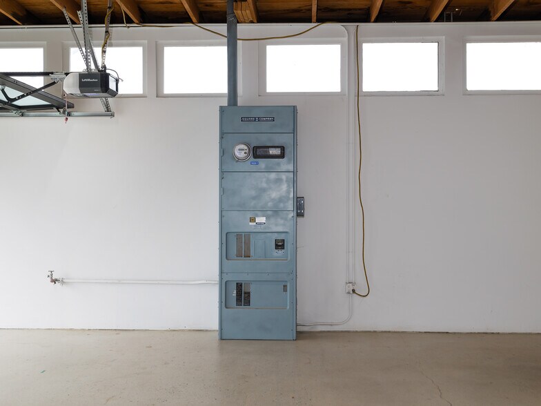 More Photos Of 805 E El Segundo Blvd, El Segundo Showroom For Sale