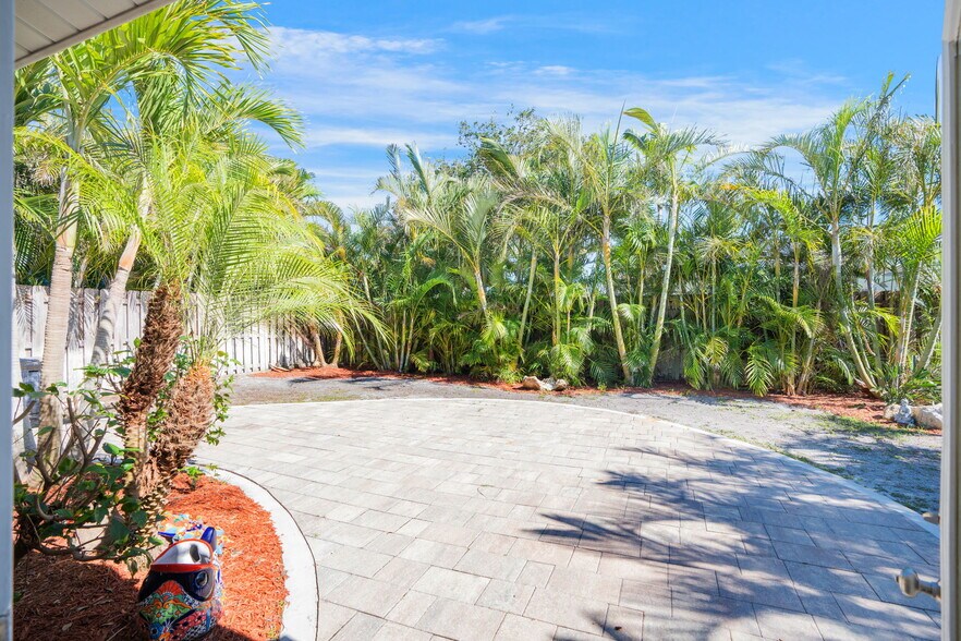 More Photos Of 1884 Southpointe Dr, Sarasota Apartments For Sale