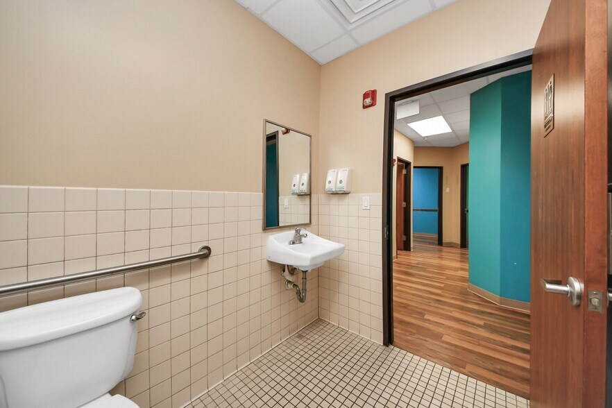 More Photos Of 3521 Town Center Blvd, Sugar Land Medical For Lease