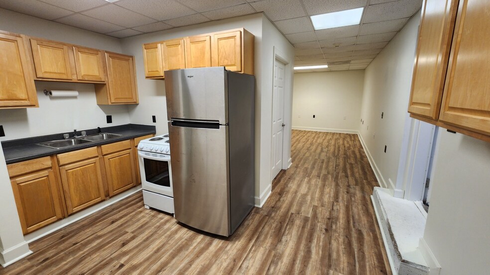 More Photos Of 705 Ridgeway Ave, Shelbyville Flex For Sale