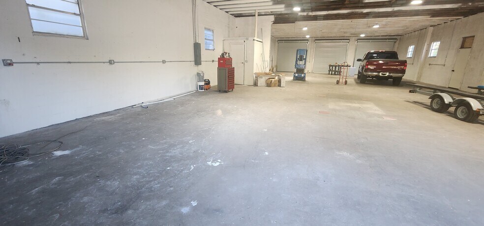 More Photos Of 284 S Center St, Pierson Auto Repair For Lease