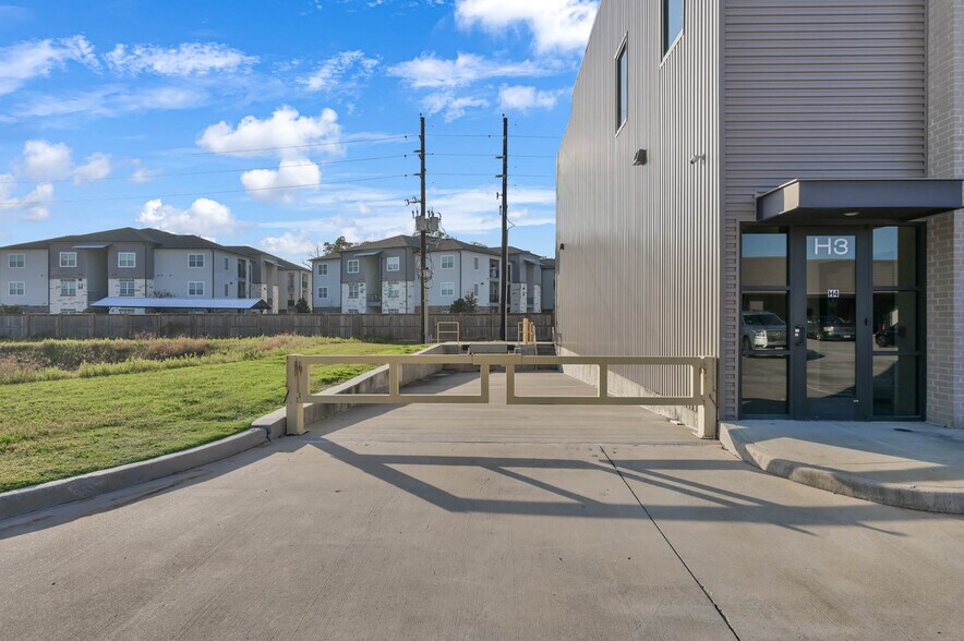 More Photos Of 24527 Gosling Rd, Spring Flex For Lease