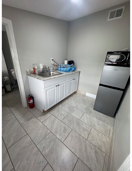 More Photos Of 184 Livingston Ave, New Brunswick Medical For Lease